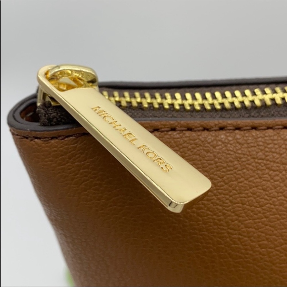 MICHAEL KORS CHARLOTTE LG TZ TOTE BROWN SIGNATURE - Picture 10 of 13